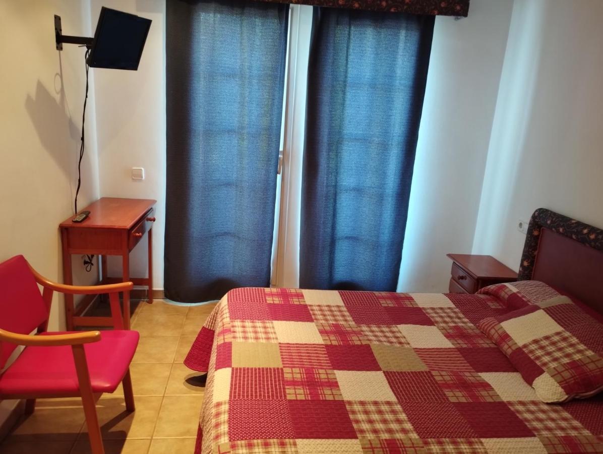 ריומאר Hostal Restaurant Paca מראה חיצוני תמונה